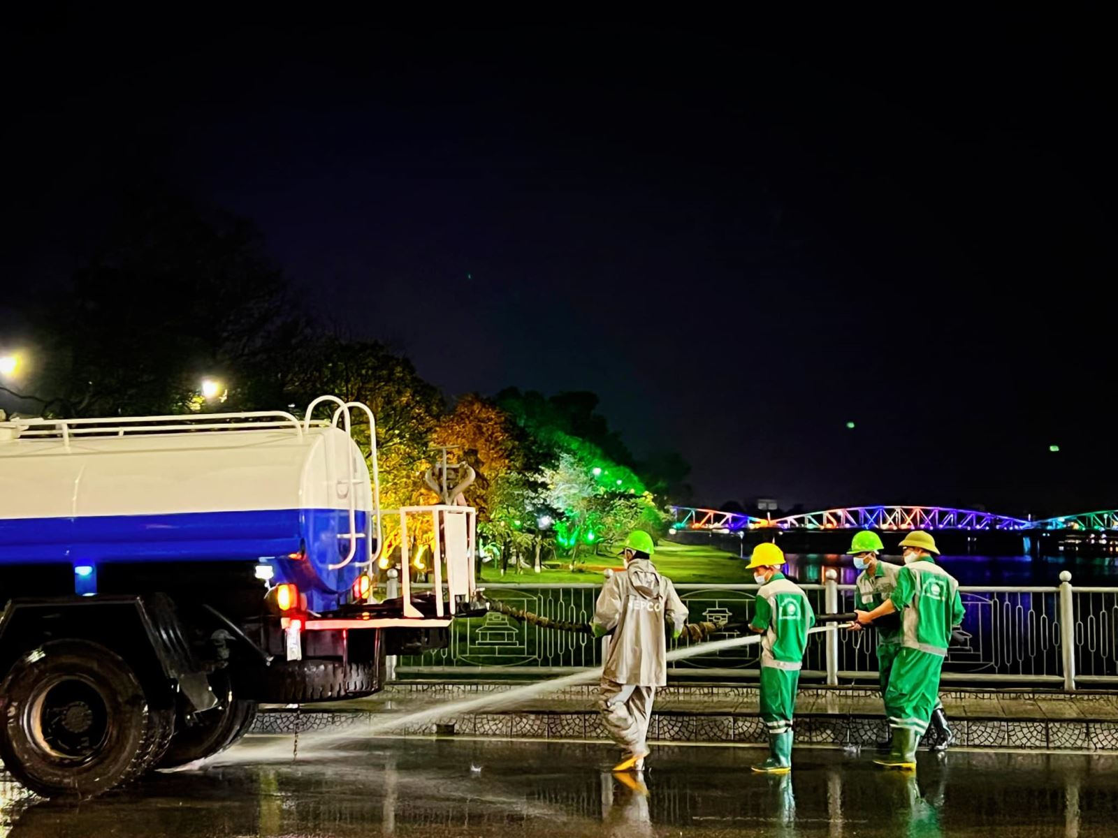 Một số hình ảnh công nhân Hepco thực hiện công tác xịt rửa đường, vỉa hè phục vụ Tết Nhâm Dần 2022.